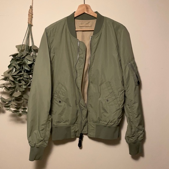 Bomber - Picture 1 of 9